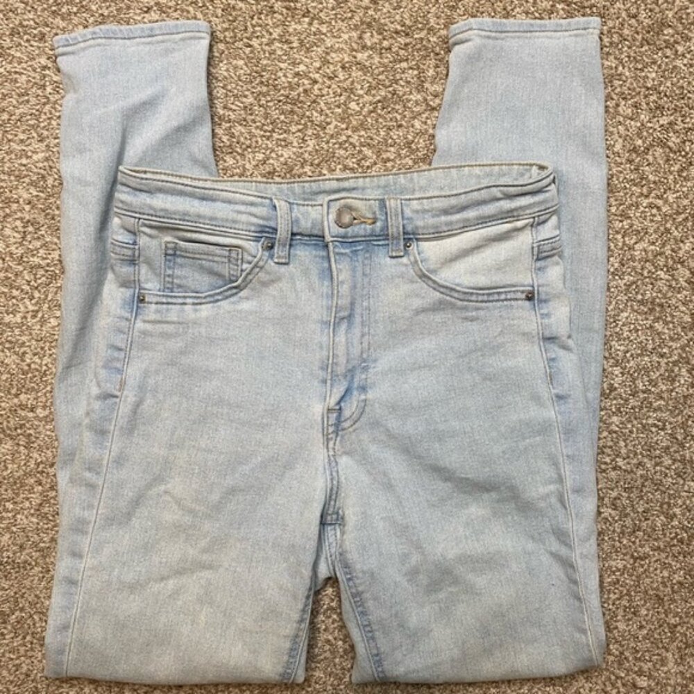 Light wash distressed knee curvy jeggings